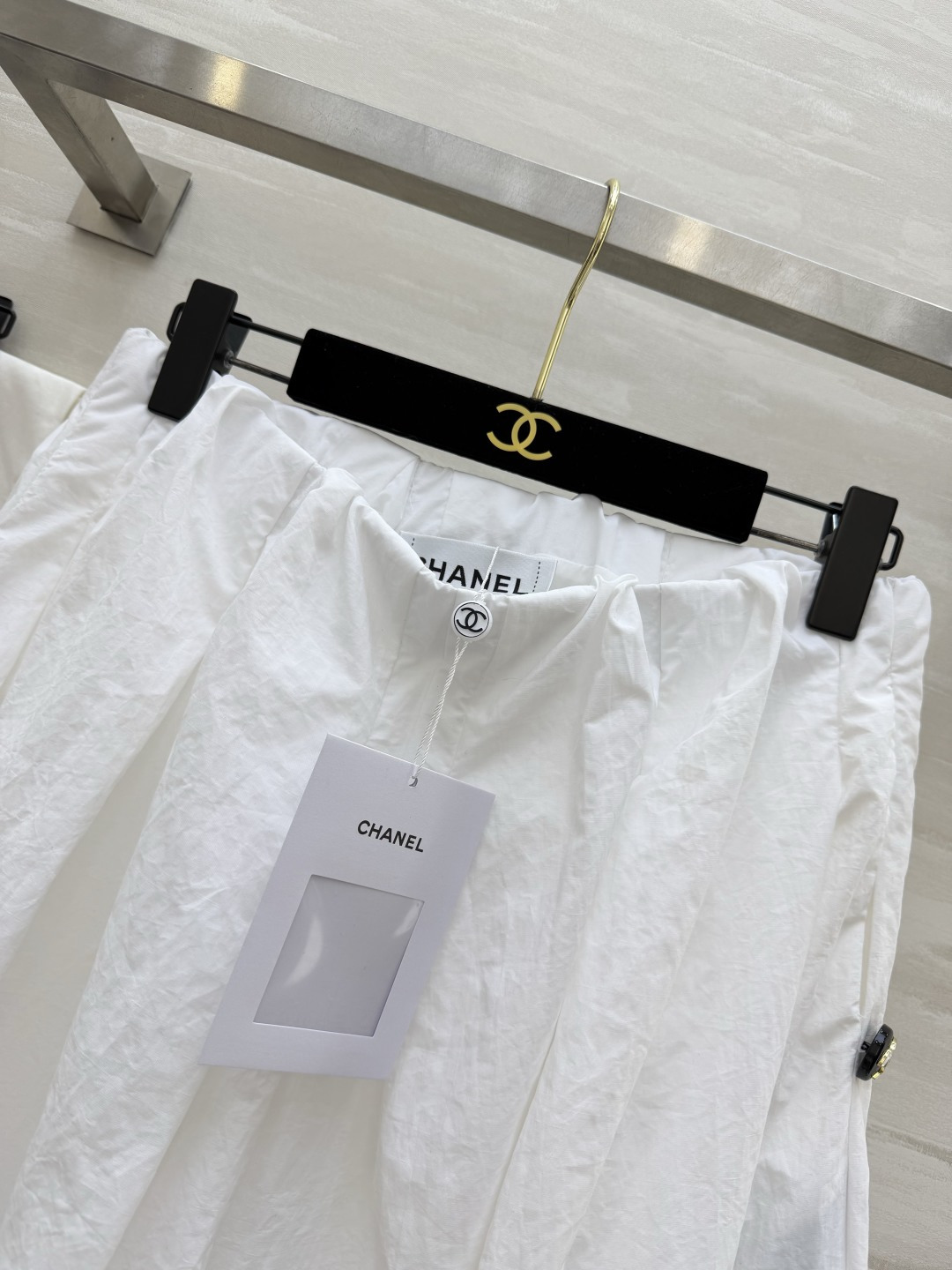 #Chane♡²⁶中古系列黑白褶皱裤裙 把松弛与利落穿在身上 松紧腰+大摆褶皱 舒适又藏肉 侧边开模纽扣