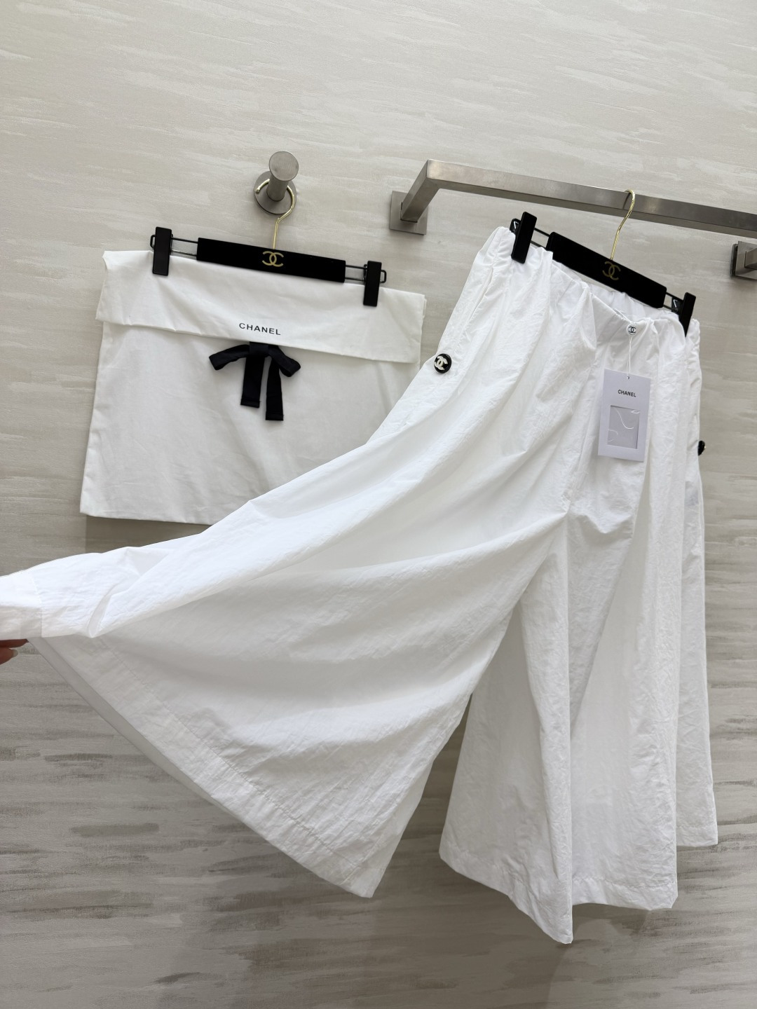 #Chane♡²⁶中古系列黑白褶皱裤裙 把松弛与利落穿在身上 松紧腰+大摆褶皱 舒适又藏肉 侧边开模纽扣