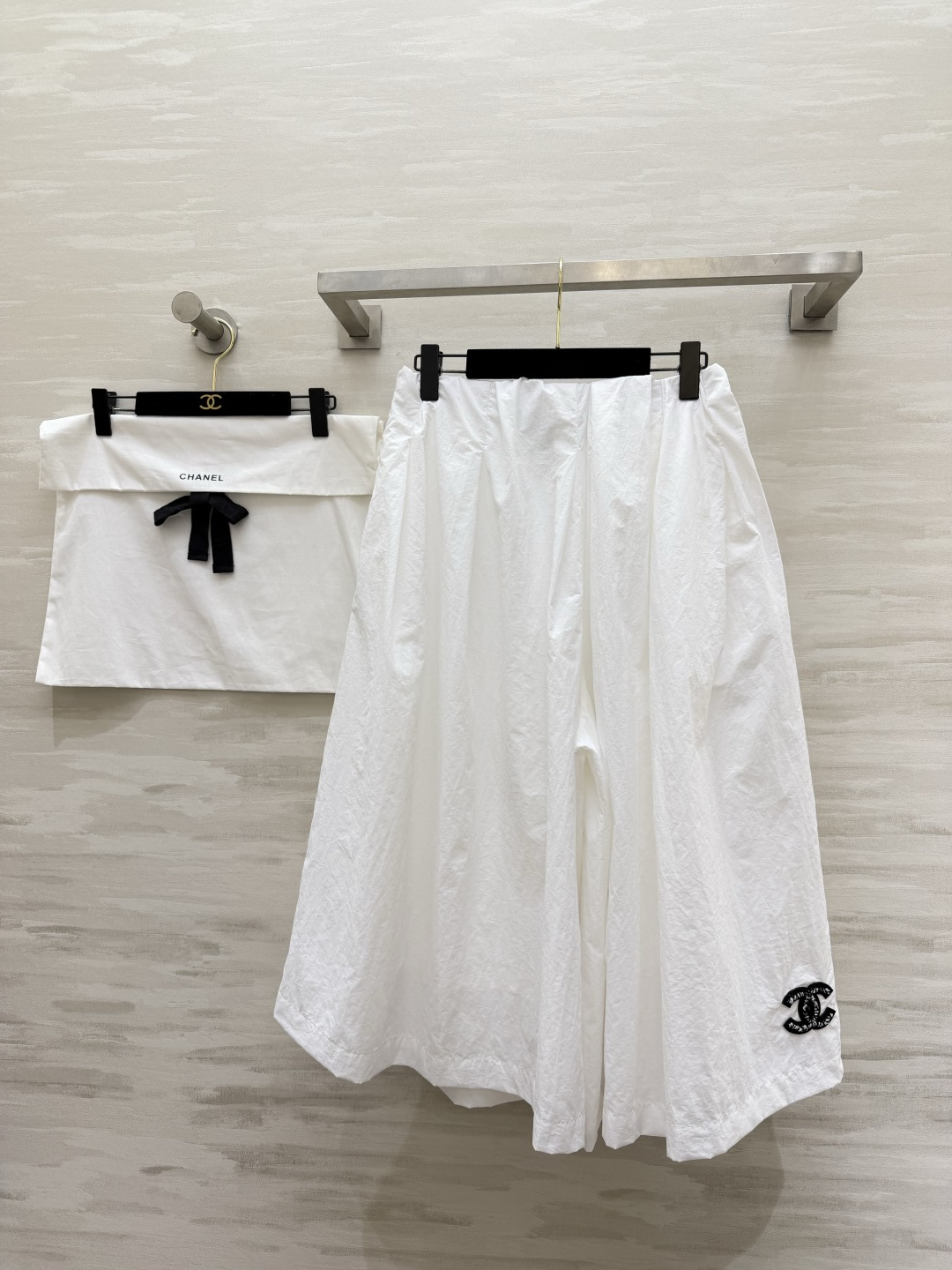 #Chane♡²⁶中古系列黑白褶皱裤裙 把松弛与利落穿在身上 松紧腰+大摆褶皱 舒适又藏肉 侧边开模纽扣