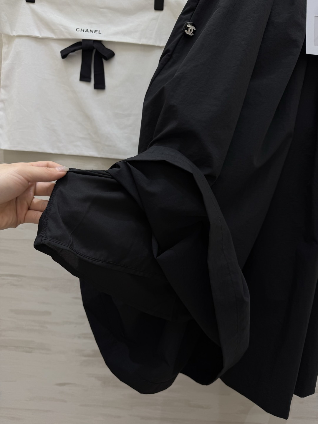 #Chane♡²⁶中古系列黑白褶皱裤裙 把松弛与利落穿在身上 松紧腰+大摆褶皱 舒适又藏肉 侧边开模纽扣