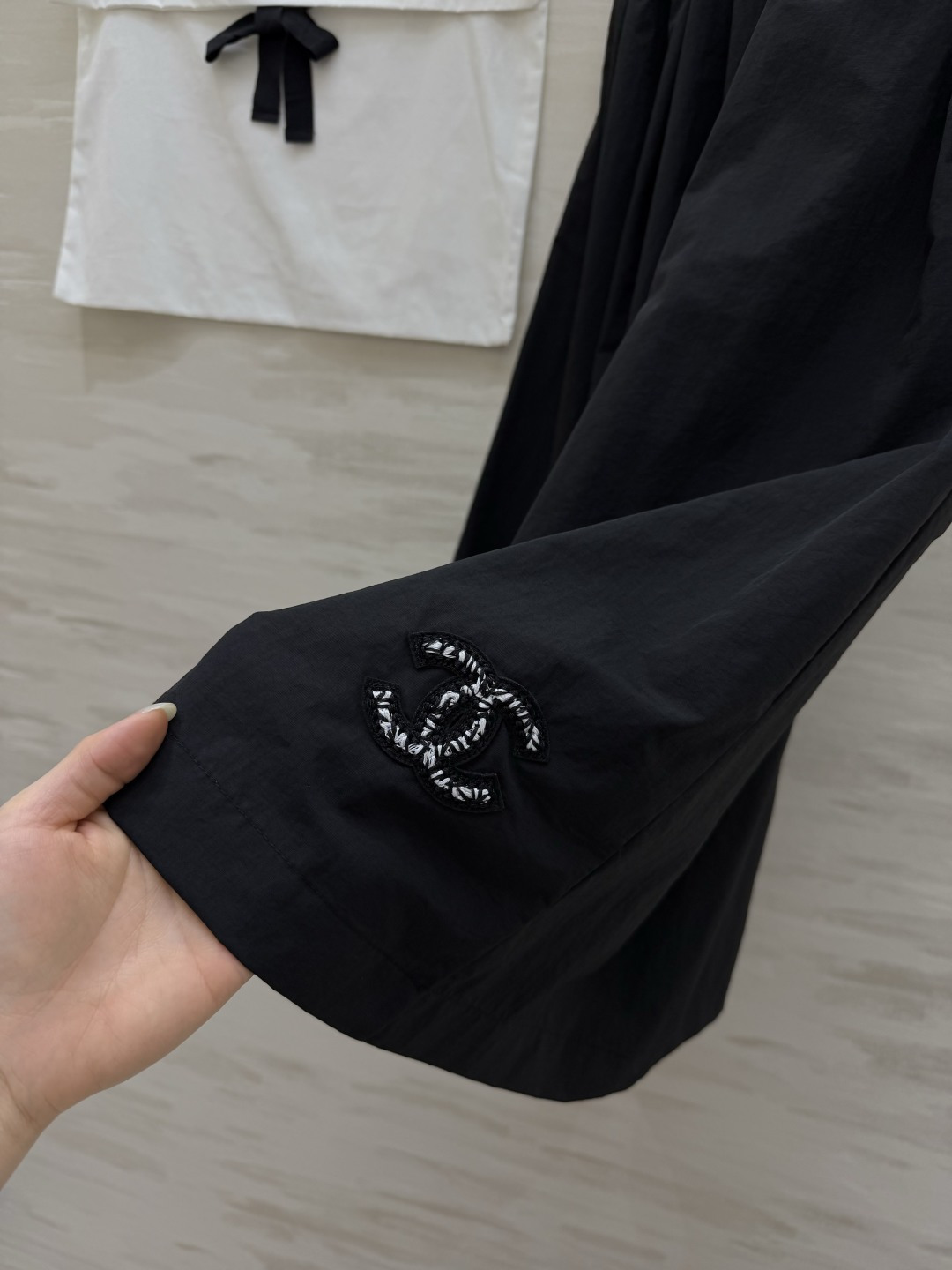 #Chane♡²⁶中古系列黑白褶皱裤裙 把松弛与利落穿在身上 松紧腰+大摆褶皱 舒适又藏肉 侧边开模纽扣