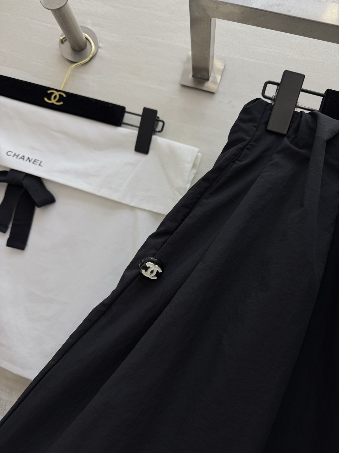 #Chane♡²⁶中古系列黑白褶皱裤裙 把松弛与利落穿在身上 松紧腰+大摆褶皱 舒适又藏肉 侧边开模纽扣