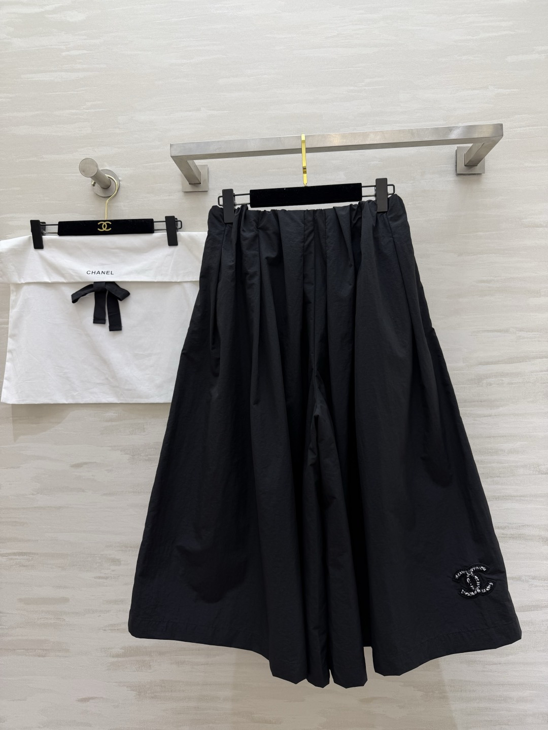 #Chane♡²⁶中古系列黑白褶皱裤裙 把松弛与利落穿在身上 松紧腰+大摆褶皱 舒适又藏肉 侧边开模纽扣