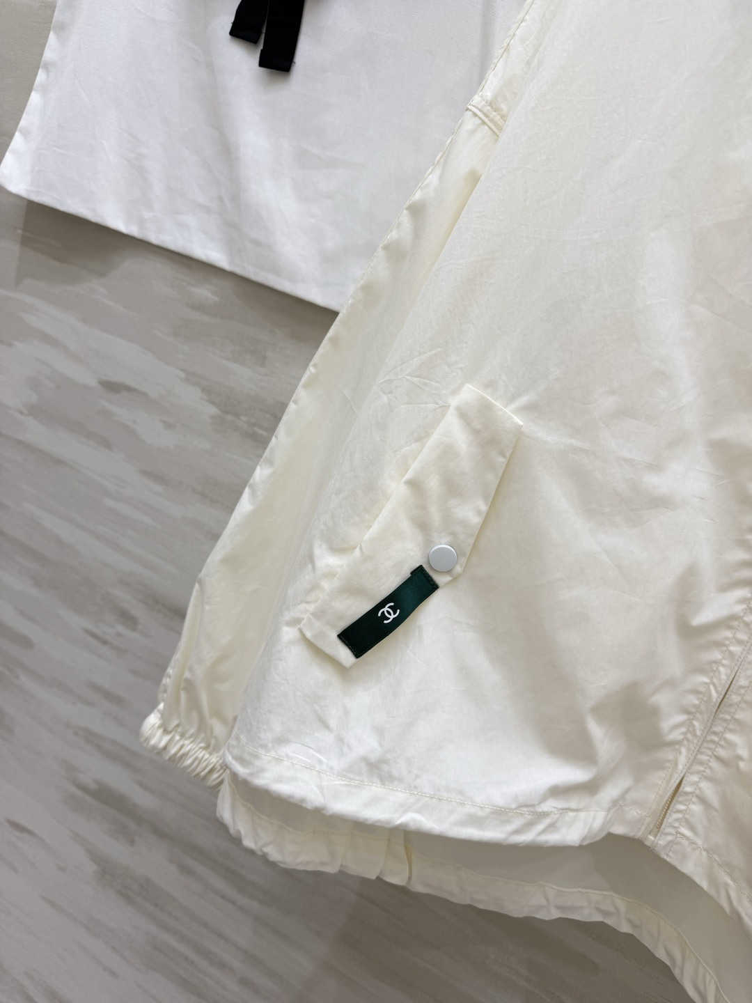 #Chane♡²⁶中古系列 连帽防晒外套 把随性与酷感穿在身上 双C标识+绿色织标 低调又有辨识度c下摆