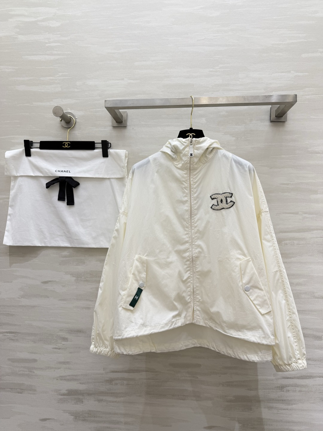 #Chane♡²⁶中古系列 连帽防晒外套 把随性与酷感穿在身上 双C标识+绿色织标 低调又有辨识度c下摆