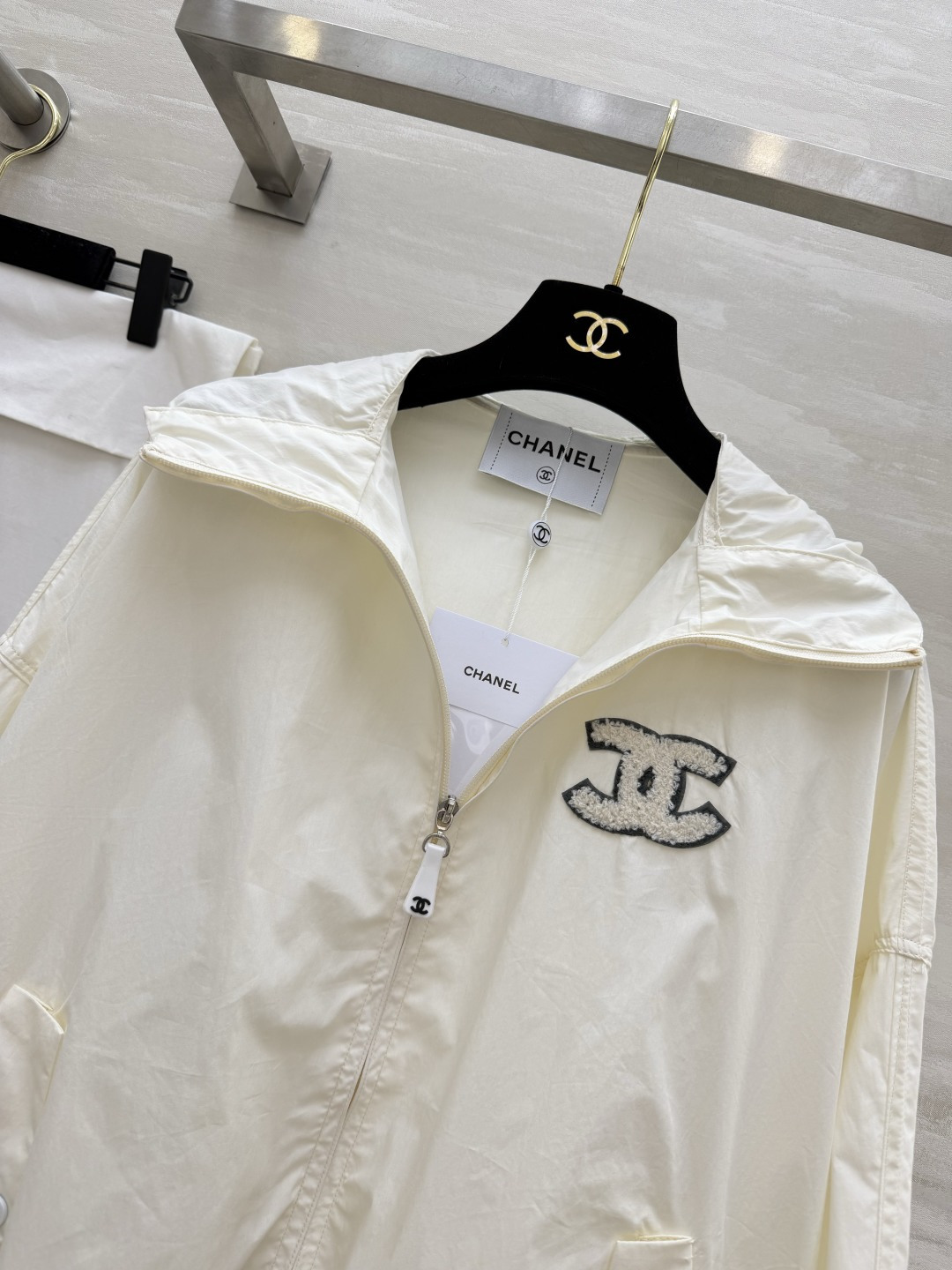 #Chane♡²⁶中古系列 连帽防晒外套 把随性与酷感穿在身上 双C标识+绿色织标 低调又有辨识度c下摆