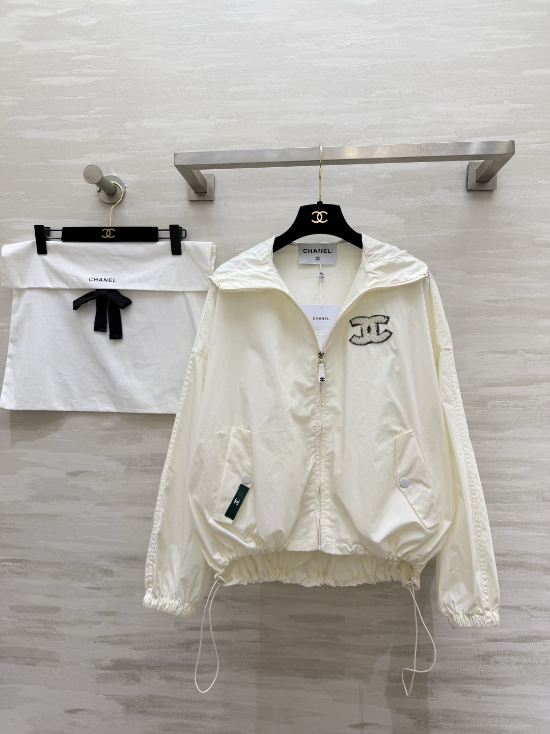 #Chane♡²⁶中古系列 连帽防晒外套 把随性与酷感穿在身上 双C标识+绿色织标 低调又有辨识度c下摆