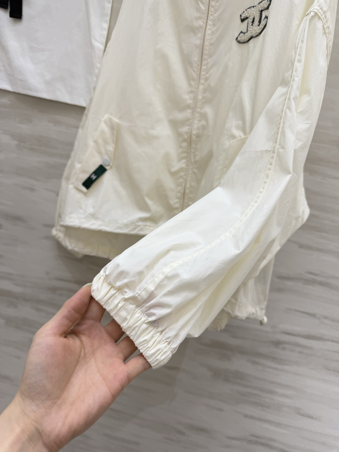 #Chane♡²⁶中古系列 连帽防晒外套 把随性与酷感穿在身上 双C标识+绿色织标 低调又有辨识度c下摆