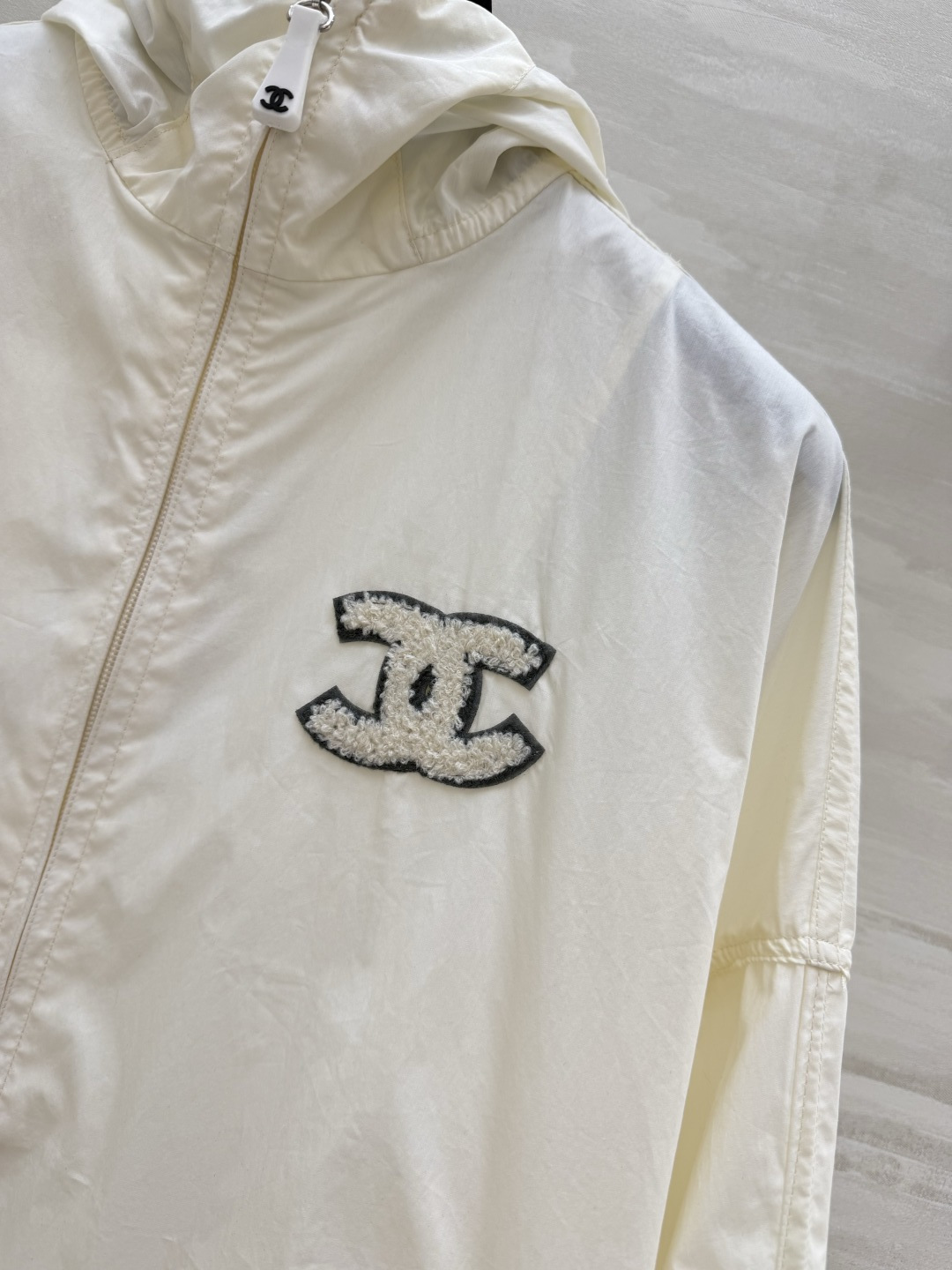 #Chane♡²⁶中古系列 连帽防晒外套 把随性与酷感穿在身上 双C标识+绿色织标 低调又有辨识度c下摆