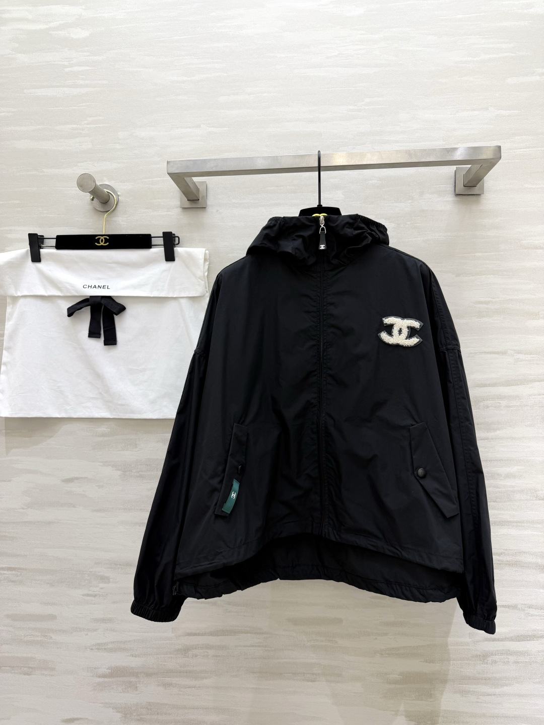 #Chane♡²⁶中古系列 连帽防晒外套 把随性与酷感穿在身上 双C标识+绿色织标 低调又有辨识度c下摆