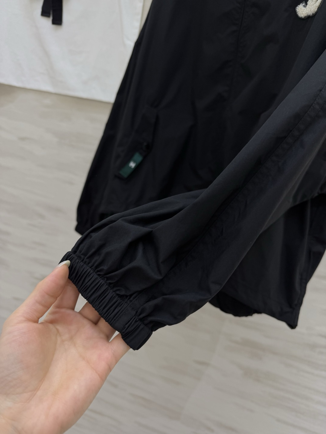 #Chane♡²⁶中古系列 连帽防晒外套 把随性与酷感穿在身上 双C标识+绿色织标 低调又有辨识度c下摆