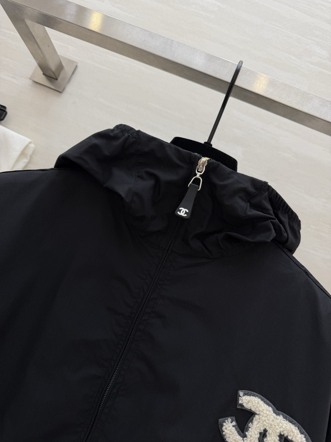 #Chane♡²⁶中古系列 连帽防晒外套 把随性与酷感穿在身上 双C标识+绿色织标 低调又有辨识度c下摆