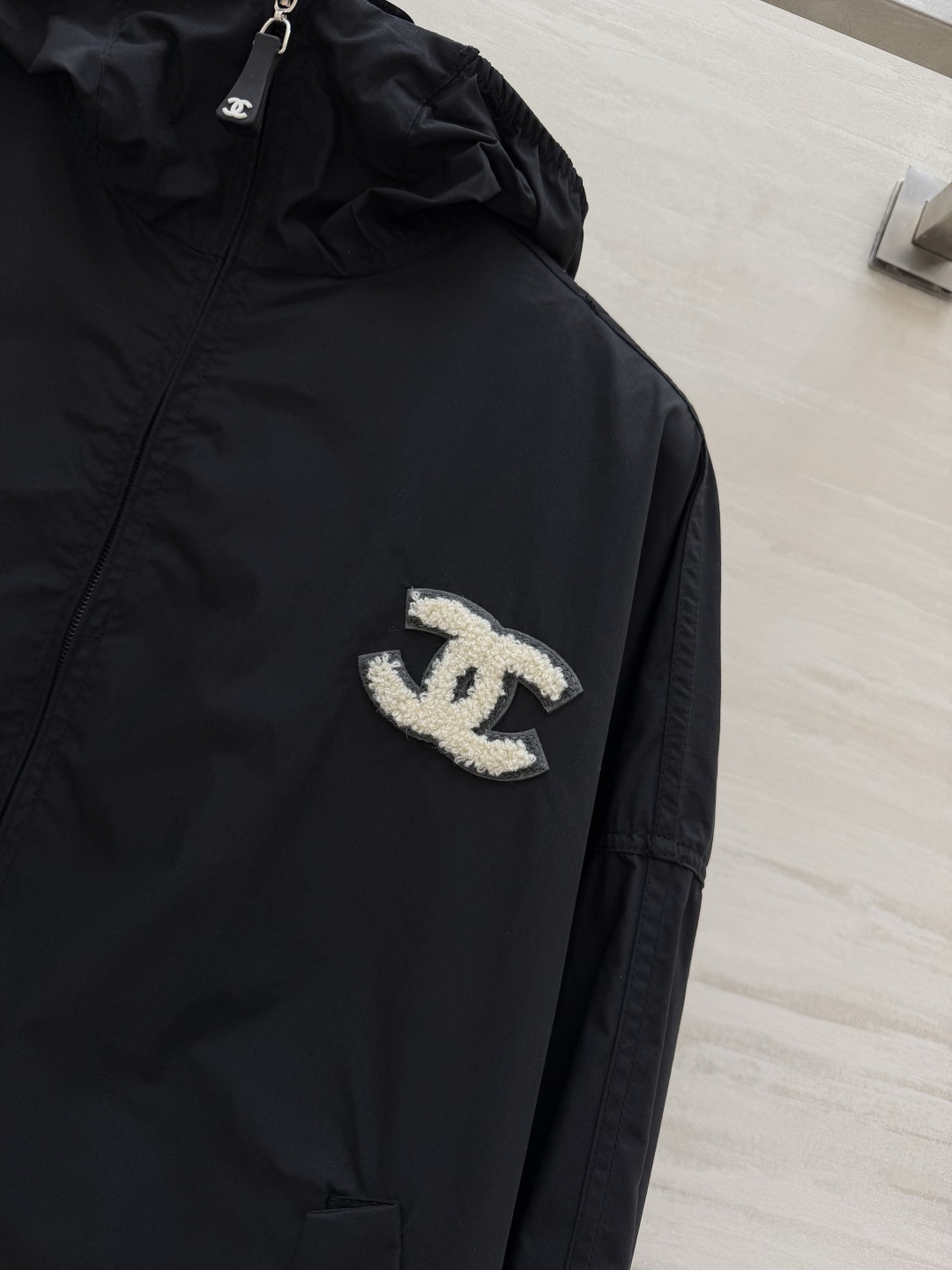 #Chane♡²⁶中古系列 连帽防晒外套 把随性与酷感穿在身上 双C标识+绿色织标 低调又有辨识度c下摆