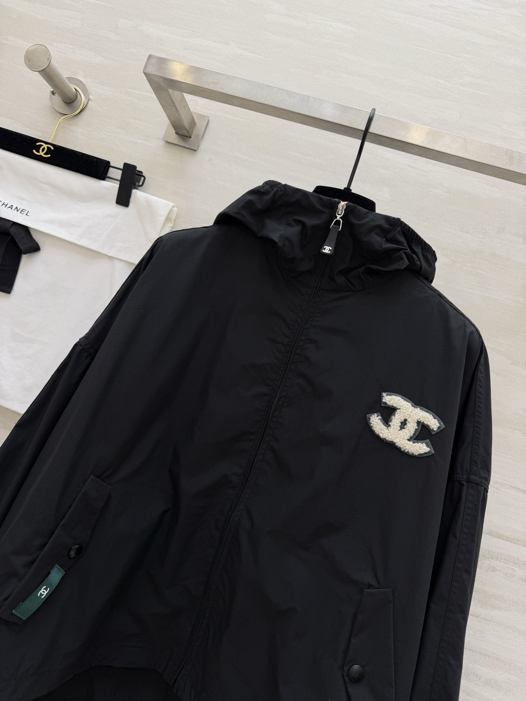 #Chane♡²⁶中古系列 连帽防晒外套 把随性与酷感穿在身上 双C标识+绿色织标 低调又有辨识度c下摆