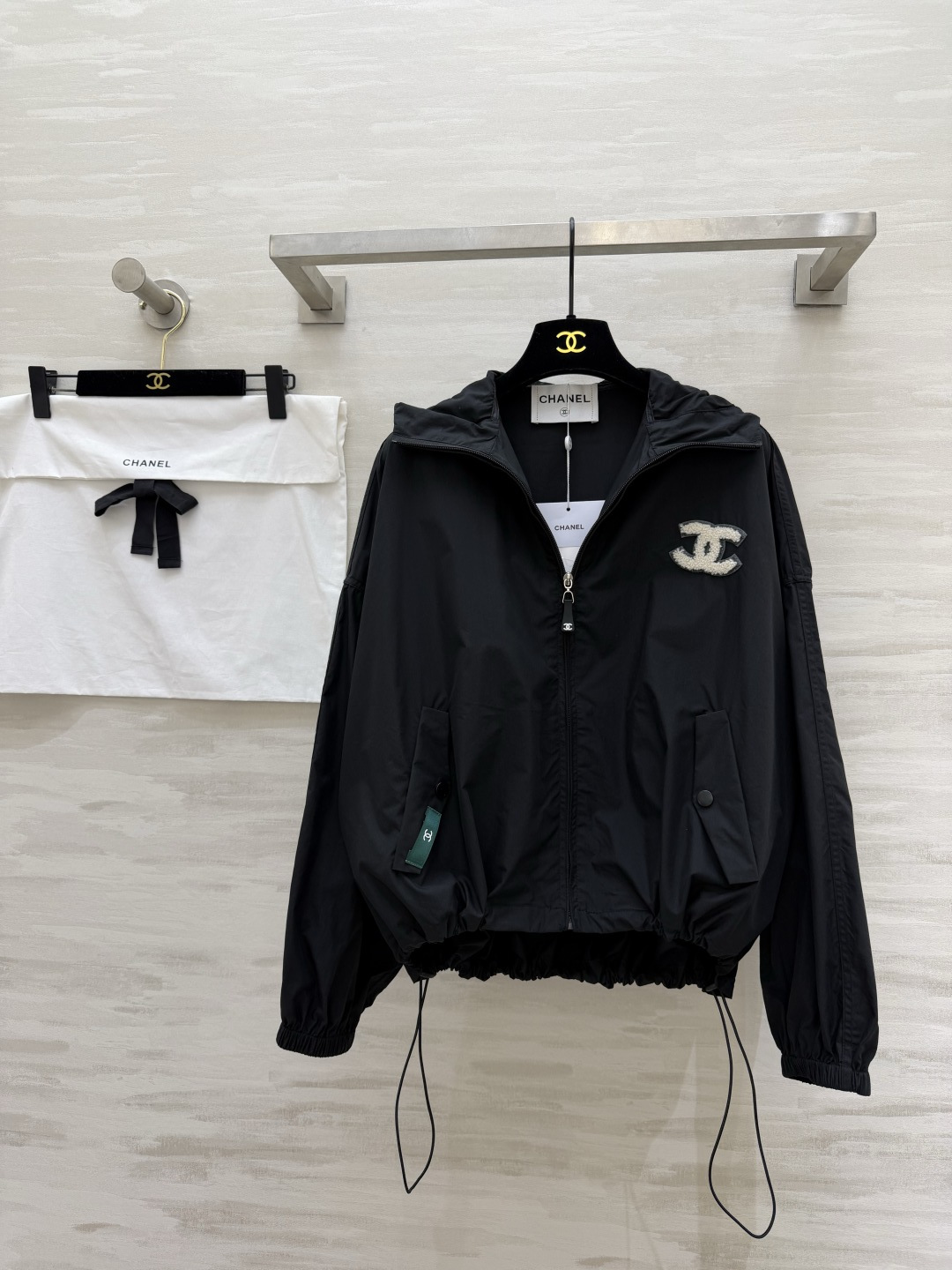 #Chane♡²⁶中古系列 连帽防晒外套 把随性与酷感穿在身上 双C标识+绿色织标 低调又有辨识度c下摆