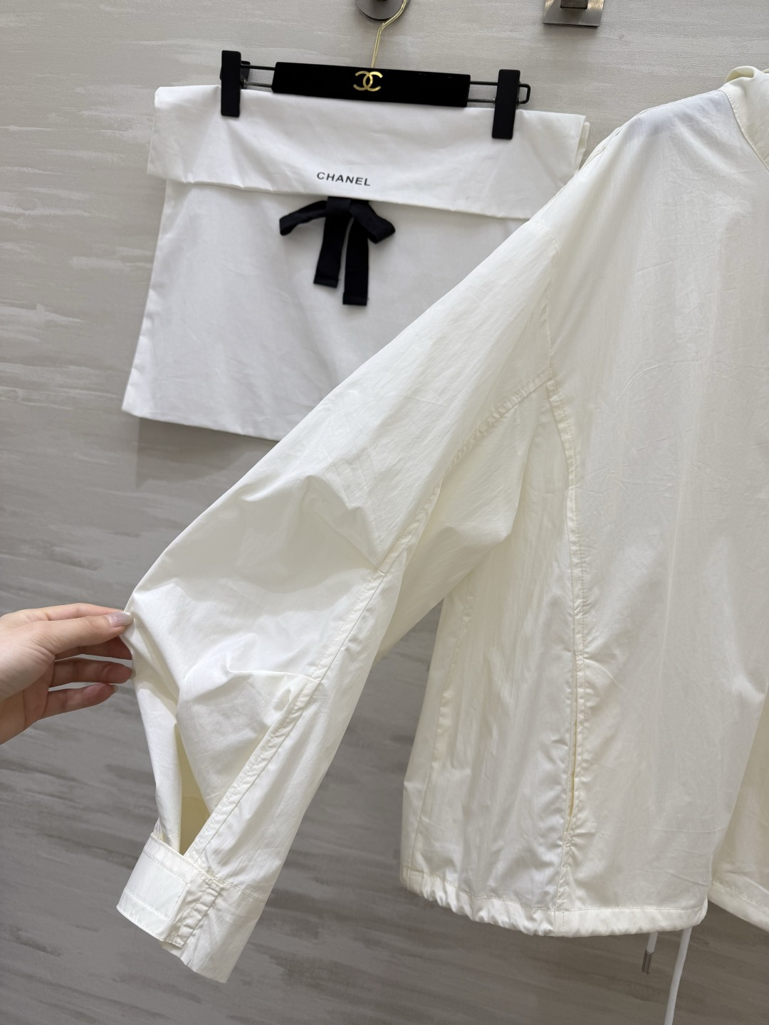 #Chane♡²⁶中古系列 连帽防晒衣卫衣上衣 轻薄透气面料 春夏防晒刚需 手绘蓝标+帽檐小花扣 清新又