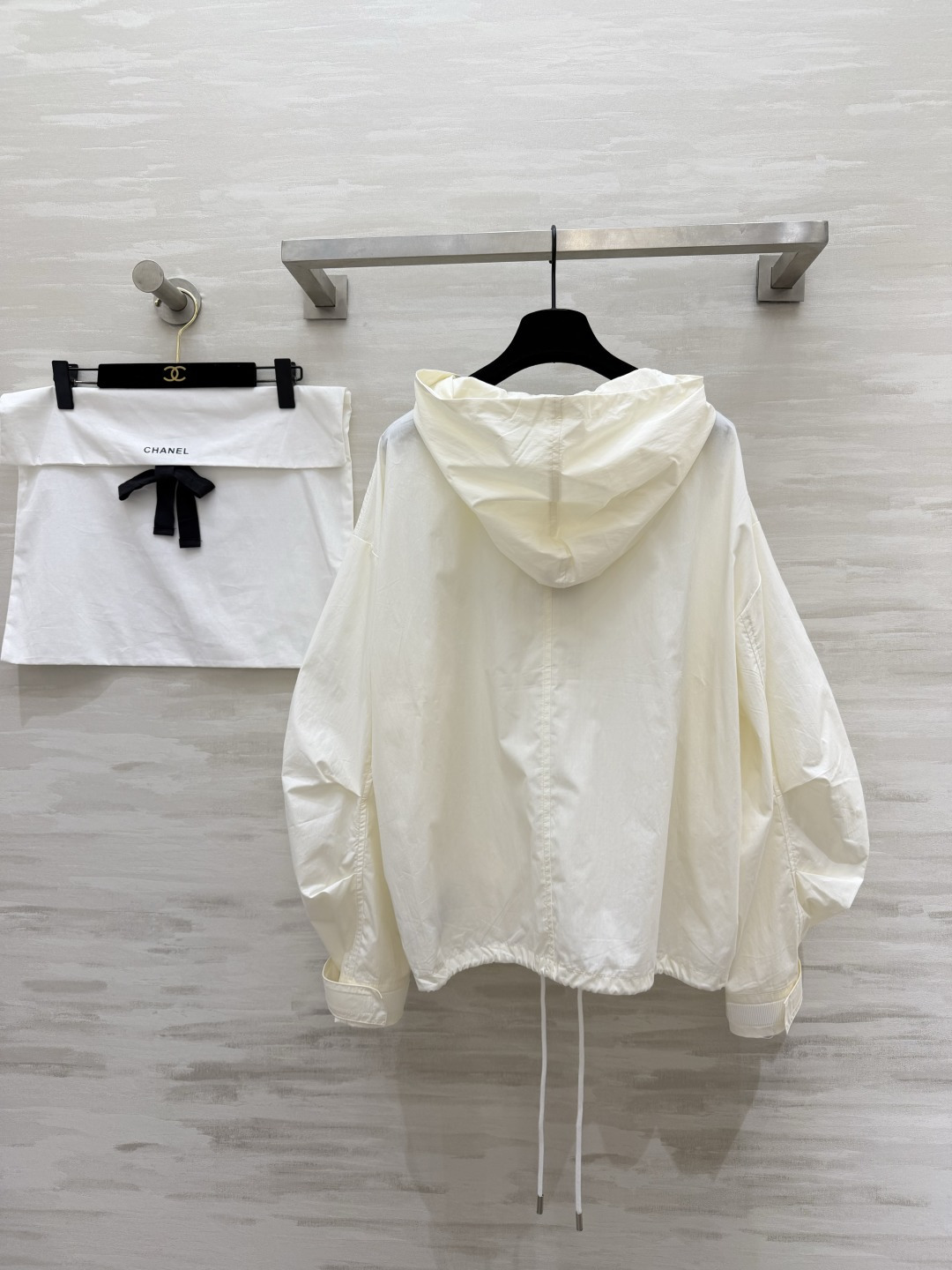 #Chane♡²⁶中古系列 连帽防晒衣卫衣上衣 轻薄透气面料 春夏防晒刚需 手绘蓝标+帽檐小花扣 清新又