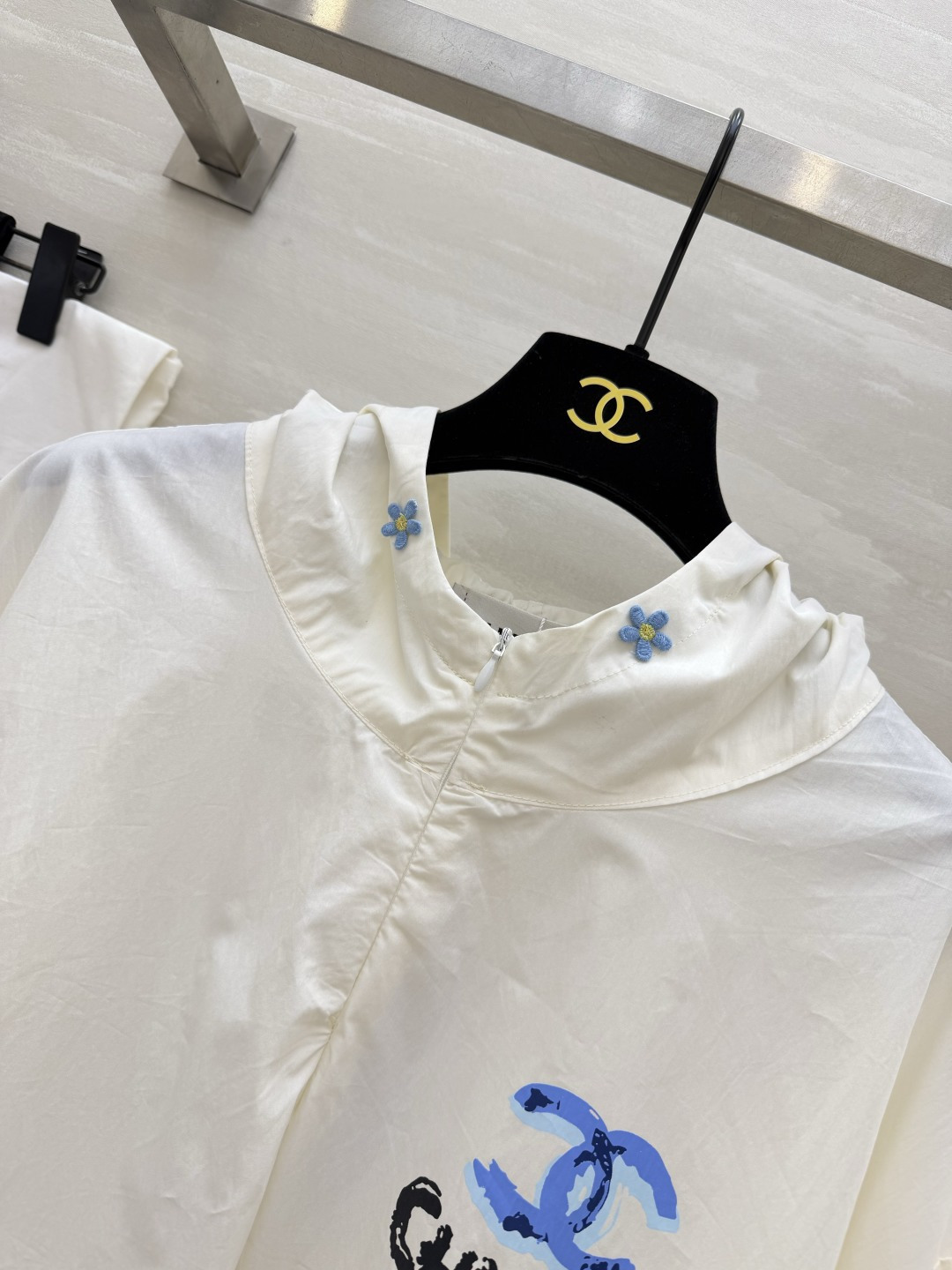 #Chane♡²⁶中古系列 连帽防晒衣卫衣上衣 轻薄透气面料 春夏防晒刚需 手绘蓝标+帽檐小花扣 清新又