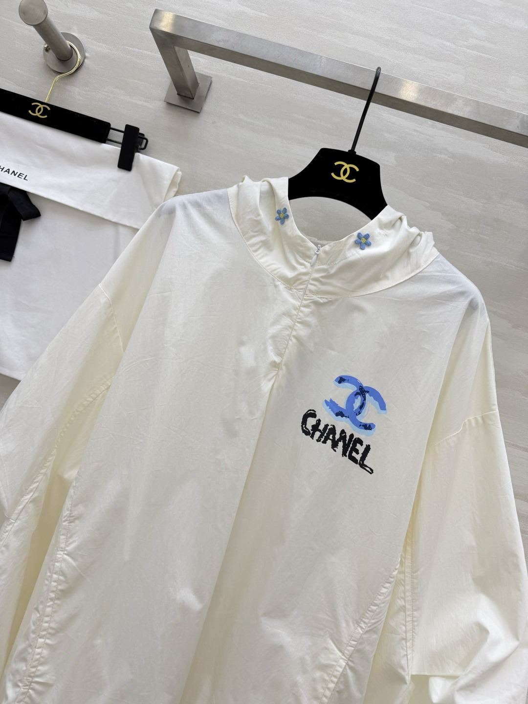 #Chane♡²⁶中古系列 连帽防晒衣卫衣上衣 轻薄透气面料 春夏防晒刚需 手绘蓝标+帽檐小花扣 清新又