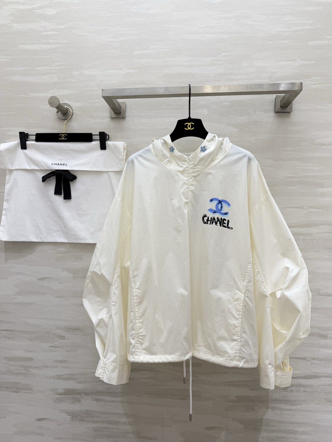 #Chane♡²⁶中古系列 连帽防晒衣卫衣上衣 轻薄透气面料 春夏防晒刚需 手绘蓝标+帽檐小花扣 清新又