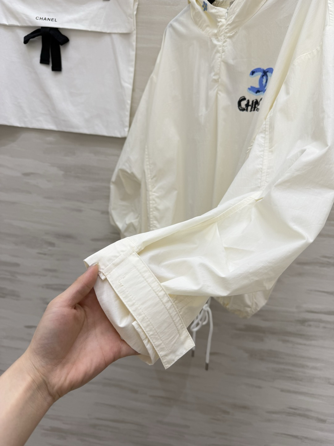 #Chane♡²⁶中古系列 连帽防晒衣卫衣上衣 轻薄透气面料 春夏防晒刚需 手绘蓝标+帽檐小花扣 清新又