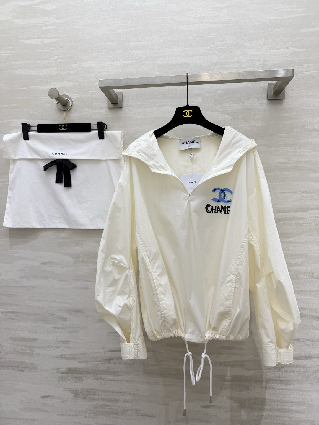 #Chane♡²⁶中古系列 连帽防晒衣卫衣上衣 轻薄透气面料 春夏防晒刚需 手绘蓝标+帽檐小花扣 清新又