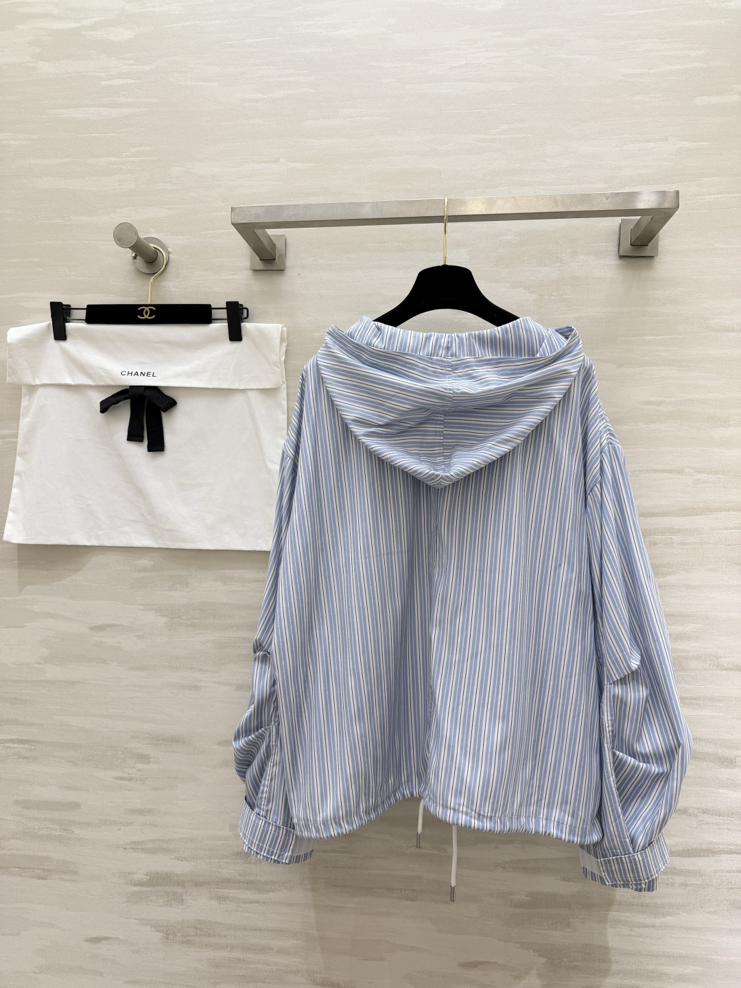 #Chane♡²⁶中古系列 连帽防晒衣卫衣上衣 轻薄透气面料 春夏防晒刚需 手绘蓝标+帽檐小花扣 清新又