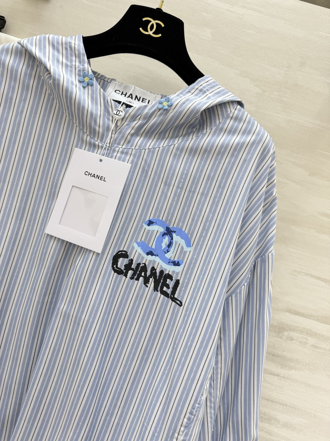 #Chane♡²⁶中古系列 连帽防晒衣卫衣上衣 轻薄透气面料 春夏防晒刚需 手绘蓝标+帽檐小花扣 清新又