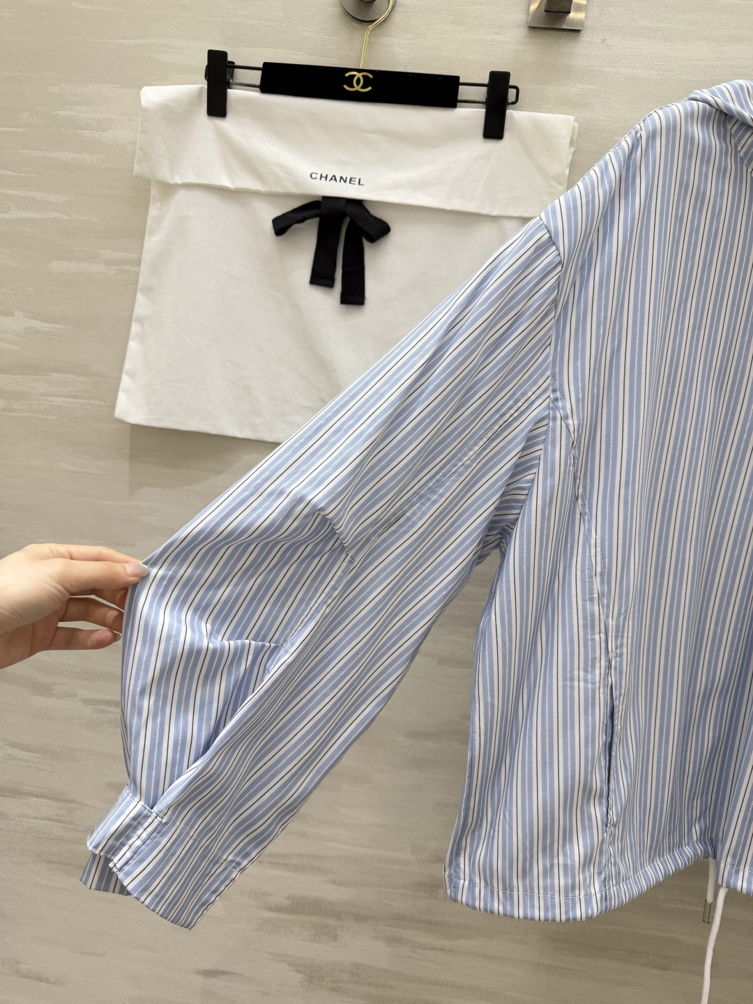 #Chane♡²⁶中古系列 连帽防晒衣卫衣上衣 轻薄透气面料 春夏防晒刚需 手绘蓝标+帽檐小花扣 清新又