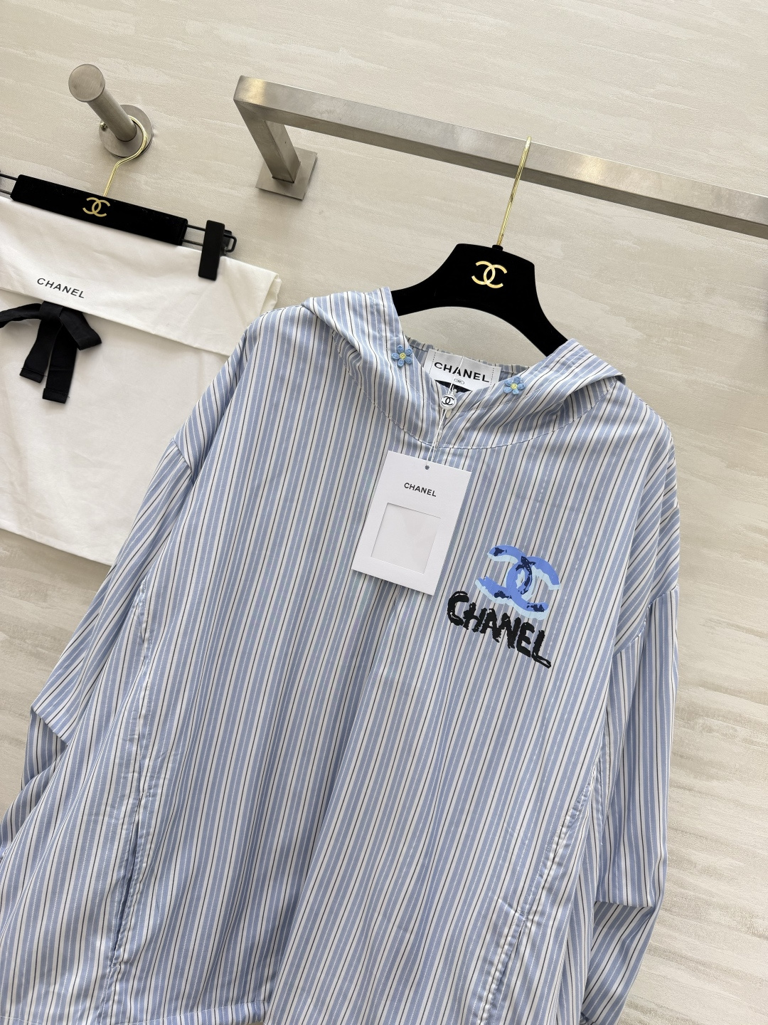 #Chane♡²⁶中古系列 连帽防晒衣卫衣上衣 轻薄透气面料 春夏防晒刚需 手绘蓝标+帽檐小花扣 清新又