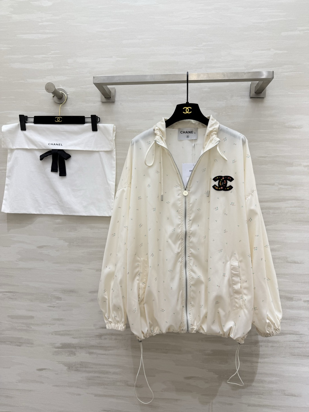 #Chane♡²⁶中古系列 奶白碎花防晒外套 满印小碎花 刺绣双C标识 甜美又精致 抽绳立领+下摆抽绳 