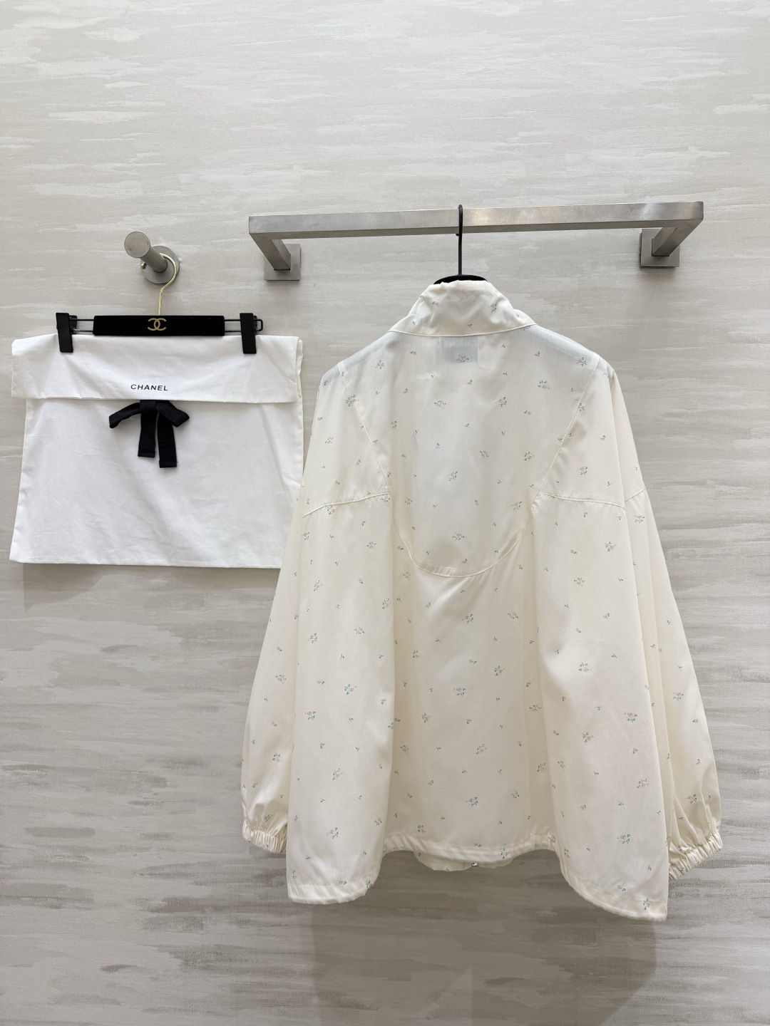 #Chane♡²⁶中古系列 奶白碎花防晒外套 满印小碎花 刺绣双C标识 甜美又精致 抽绳立领+下摆抽绳 