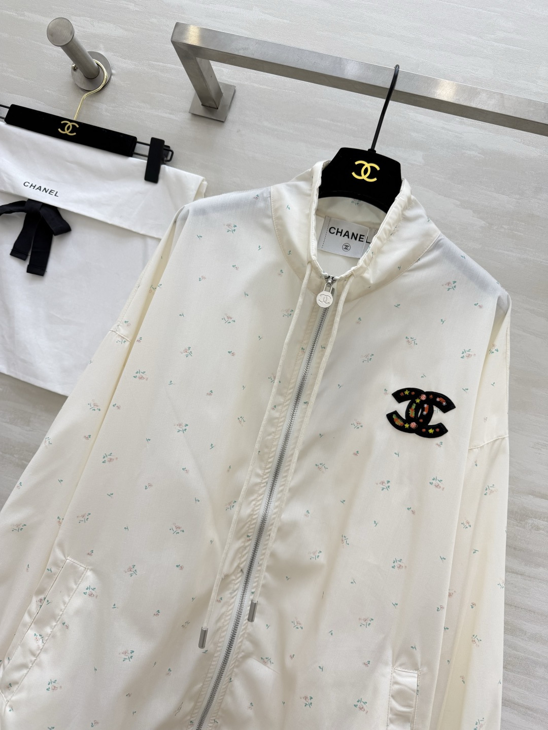 #Chane♡²⁶中古系列 奶白碎花防晒外套 满印小碎花 刺绣双C标识 甜美又精致 抽绳立领+下摆抽绳 