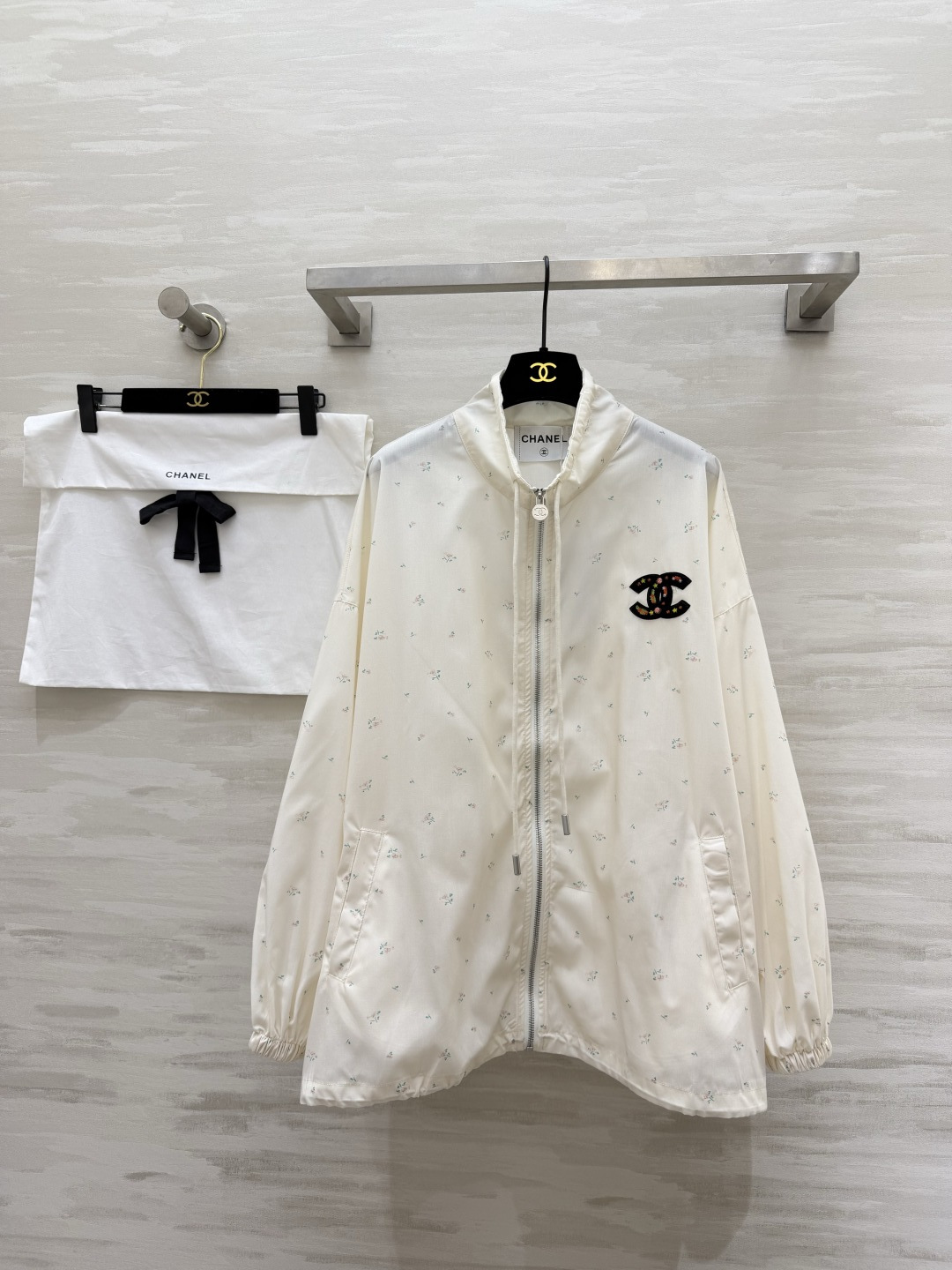 #Chane♡²⁶中古系列 奶白碎花防晒外套 满印小碎花 刺绣双C标识 甜美又精致 抽绳立领+下摆抽绳 