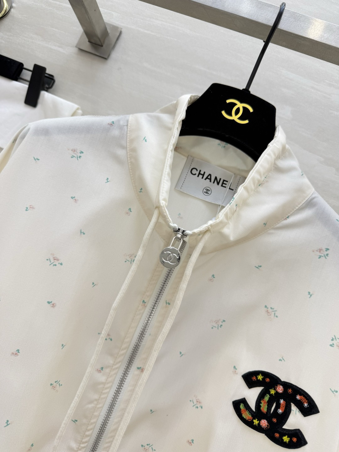 #Chane♡²⁶中古系列 奶白碎花防晒外套 满印小碎花 刺绣双C标识 甜美又精致 抽绳立领+下摆抽绳 