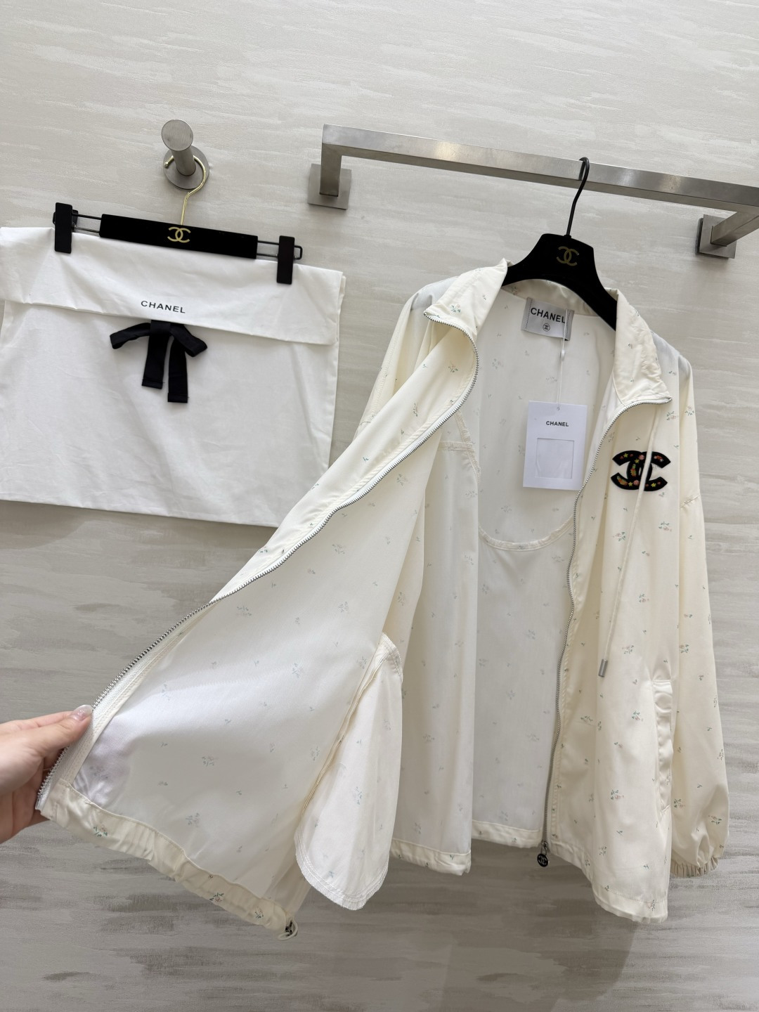 #Chane♡²⁶中古系列 奶白碎花防晒外套 满印小碎花 刺绣双C标识 甜美又精致 抽绳立领+下摆抽绳 