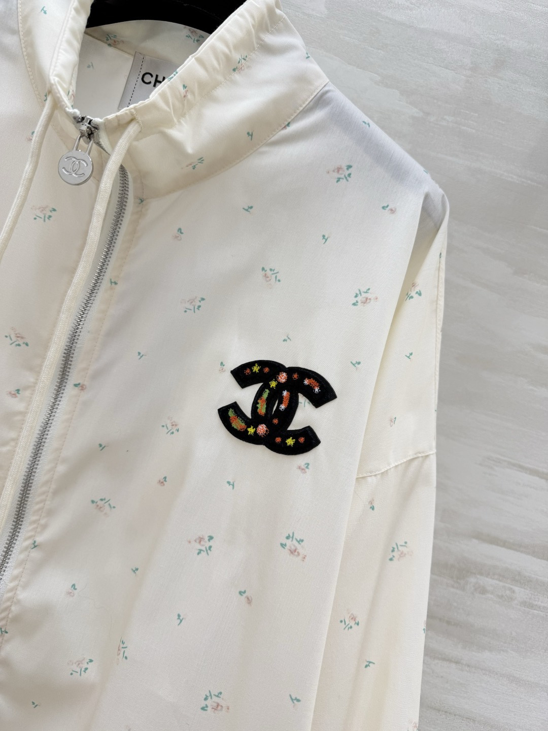#Chane♡²⁶中古系列 奶白碎花防晒外套 满印小碎花 刺绣双C标识 甜美又精致 抽绳立领+下摆抽绳 