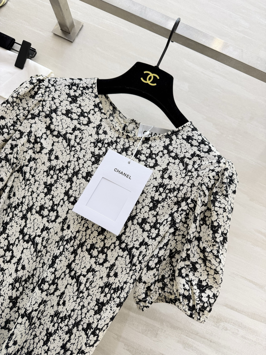 #CHAN♡²⁶ss 优雅高级感 人丝双绉泡泡袖袖连衣裙 优雅温婉印花 气质泡泡袖 X型线条剪裁 圆领设