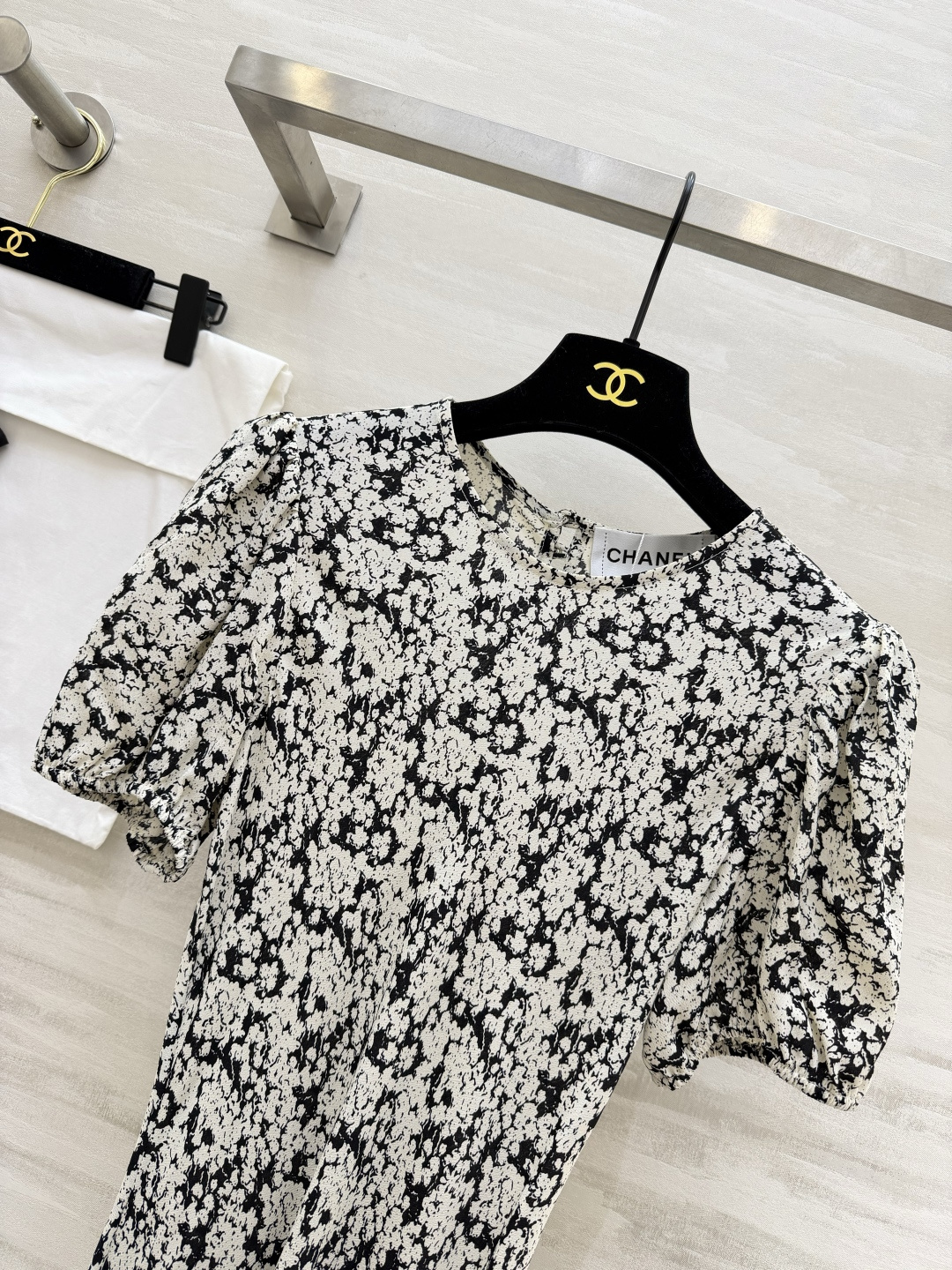 #CHAN♡²⁶ss 优雅高级感 人丝双绉泡泡袖袖连衣裙 优雅温婉印花 气质泡泡袖 X型线条剪裁 圆领设