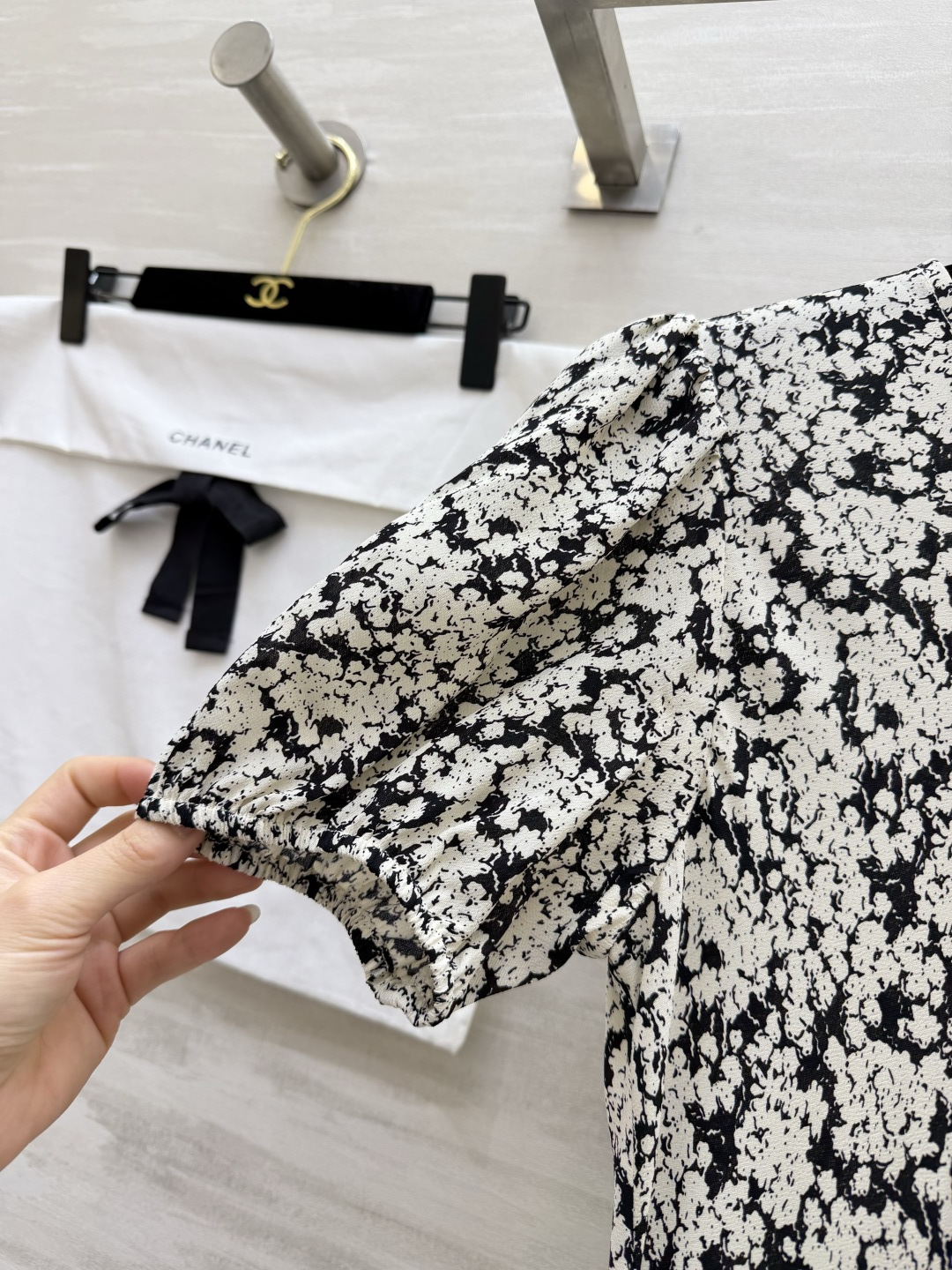 #CHAN♡²⁶ss 优雅高级感 人丝双绉泡泡袖袖连衣裙 优雅温婉印花 气质泡泡袖 X型线条剪裁 圆领设