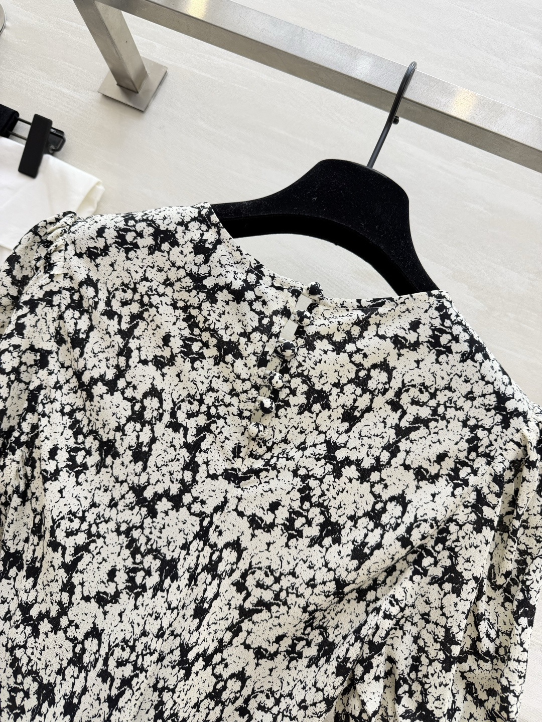 #CHAN♡²⁶ss 优雅高级感 人丝双绉泡泡袖袖连衣裙 优雅温婉印花 气质泡泡袖 X型线条剪裁 圆领设