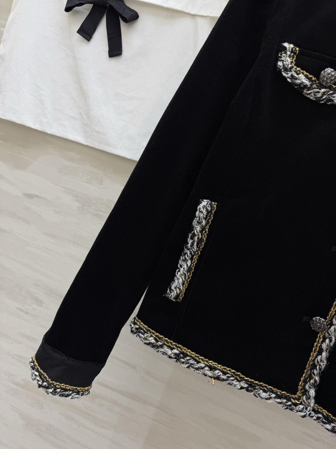 #CHANE♡²⁶新款 黑色灯芯绒外套 把复古酷感穿在身上 白色编织翻领 混色毛边包边 撞色又精致 立体