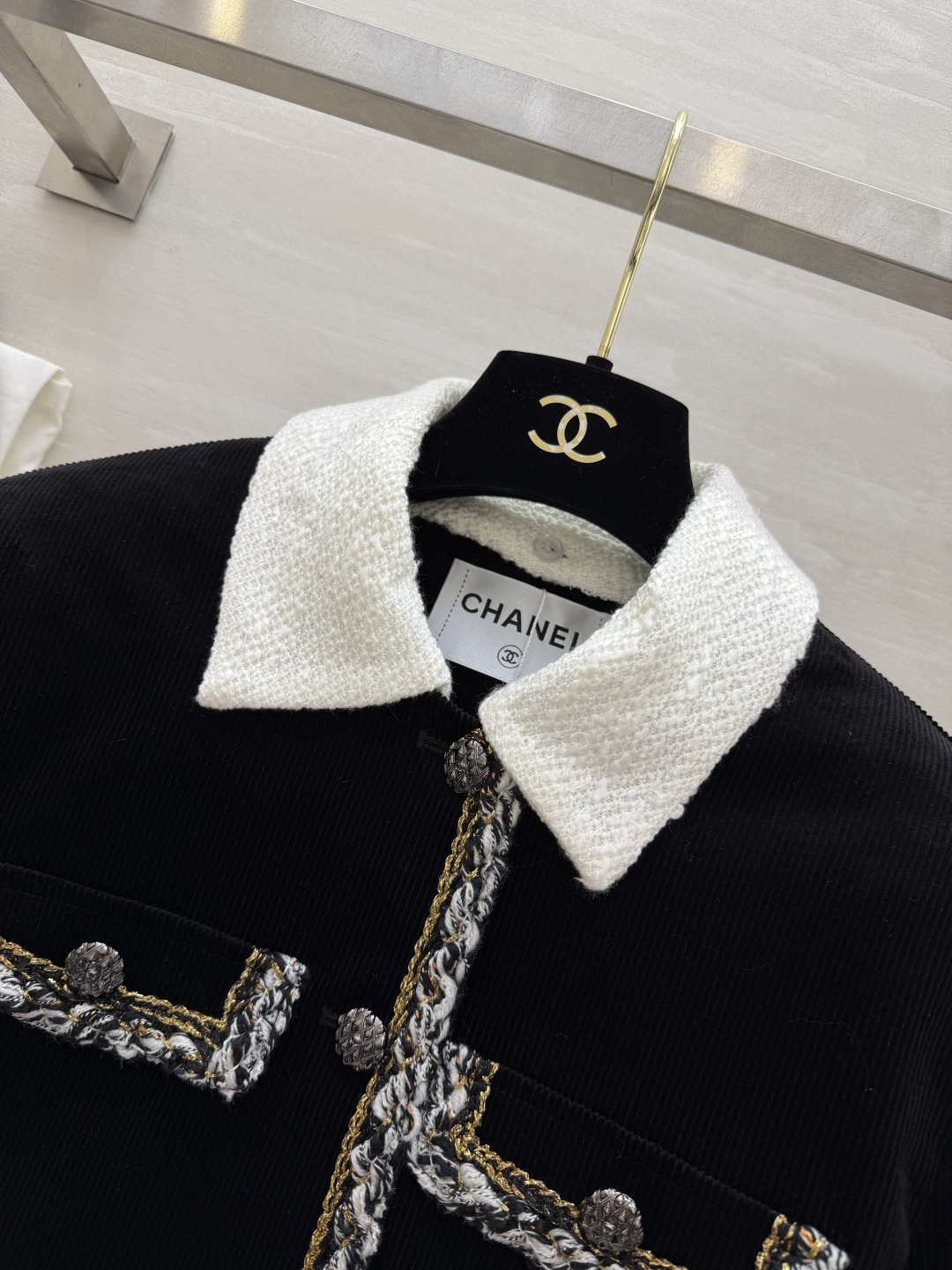 #CHANE♡²⁶新款 黑色灯芯绒外套 把复古酷感穿在身上 白色编织翻领 混色毛边包边 撞色又精致 立体
