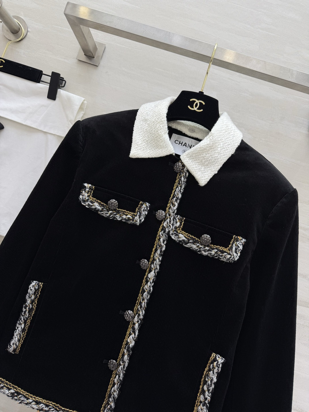 #CHANE♡²⁶新款 黑色灯芯绒外套 把复古酷感穿在身上 白色编织翻领 混色毛边包边 撞色又精致 立体