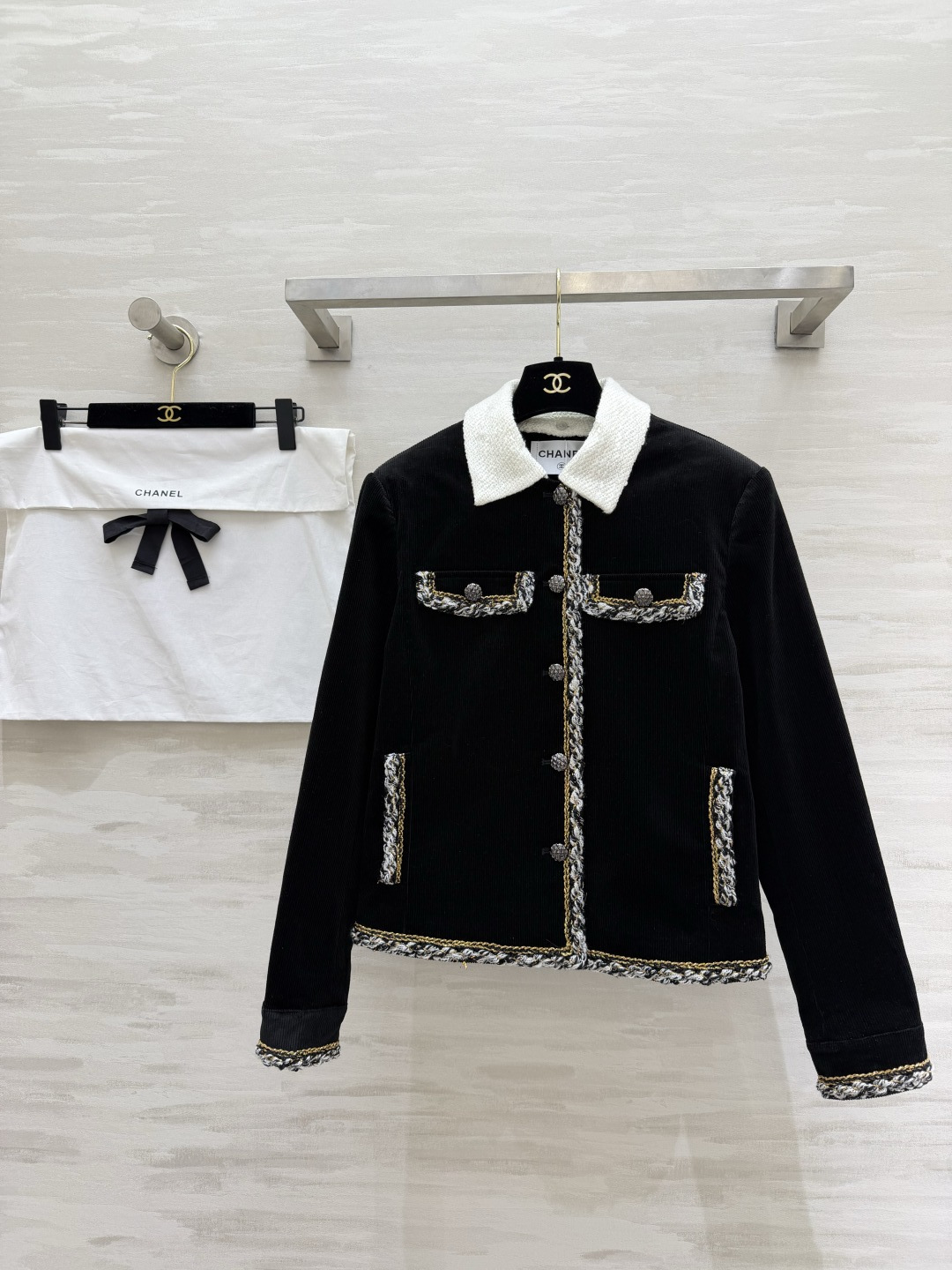 #CHANE♡²⁶新款 黑色灯芯绒外套 把复古酷感穿在身上 白色编织翻领 混色毛边包边 撞色又精致 立体