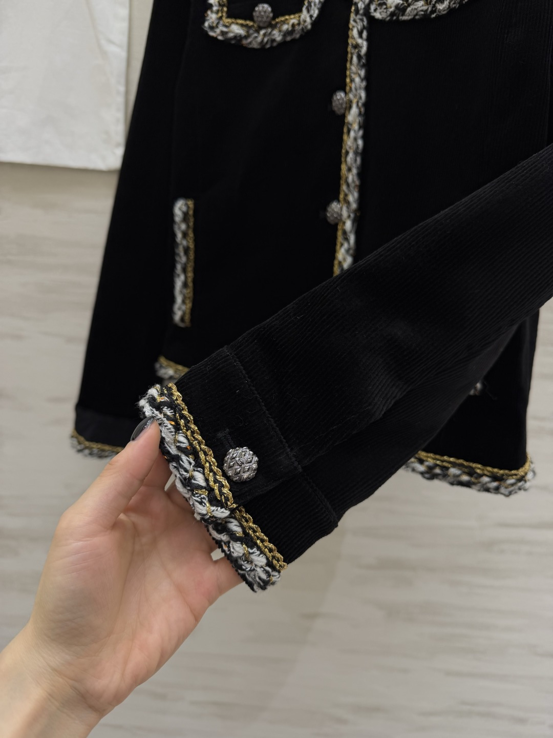 #CHANE♡²⁶新款 黑色灯芯绒外套 把复古酷感穿在身上 白色编织翻领 混色毛边包边 撞色又精致 立体