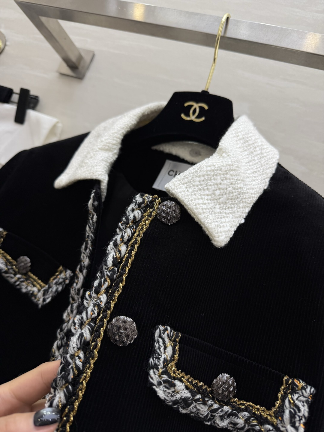 #CHANE♡²⁶新款 黑色灯芯绒外套 把复古酷感穿在身上 白色编织翻领 混色毛边包边 撞色又精致 立体