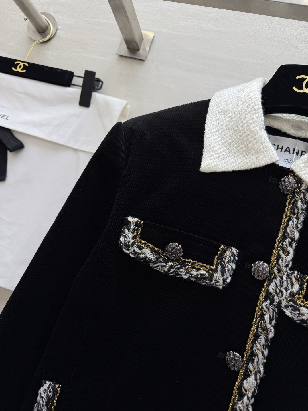 #CHANE♡²⁶新款 黑色灯芯绒外套 把复古酷感穿在身上 白色编织翻领 混色毛边包边 撞色又精致 立体
