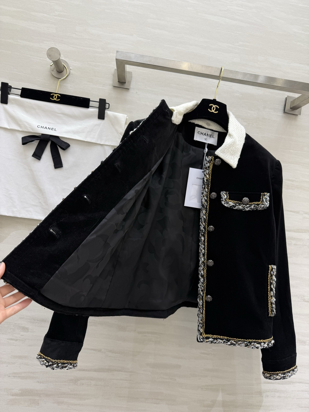 #CHANE♡²⁶新款 黑色灯芯绒外套 把复古酷感穿在身上 白色编织翻领 混色毛边包边 撞色又精致 立体