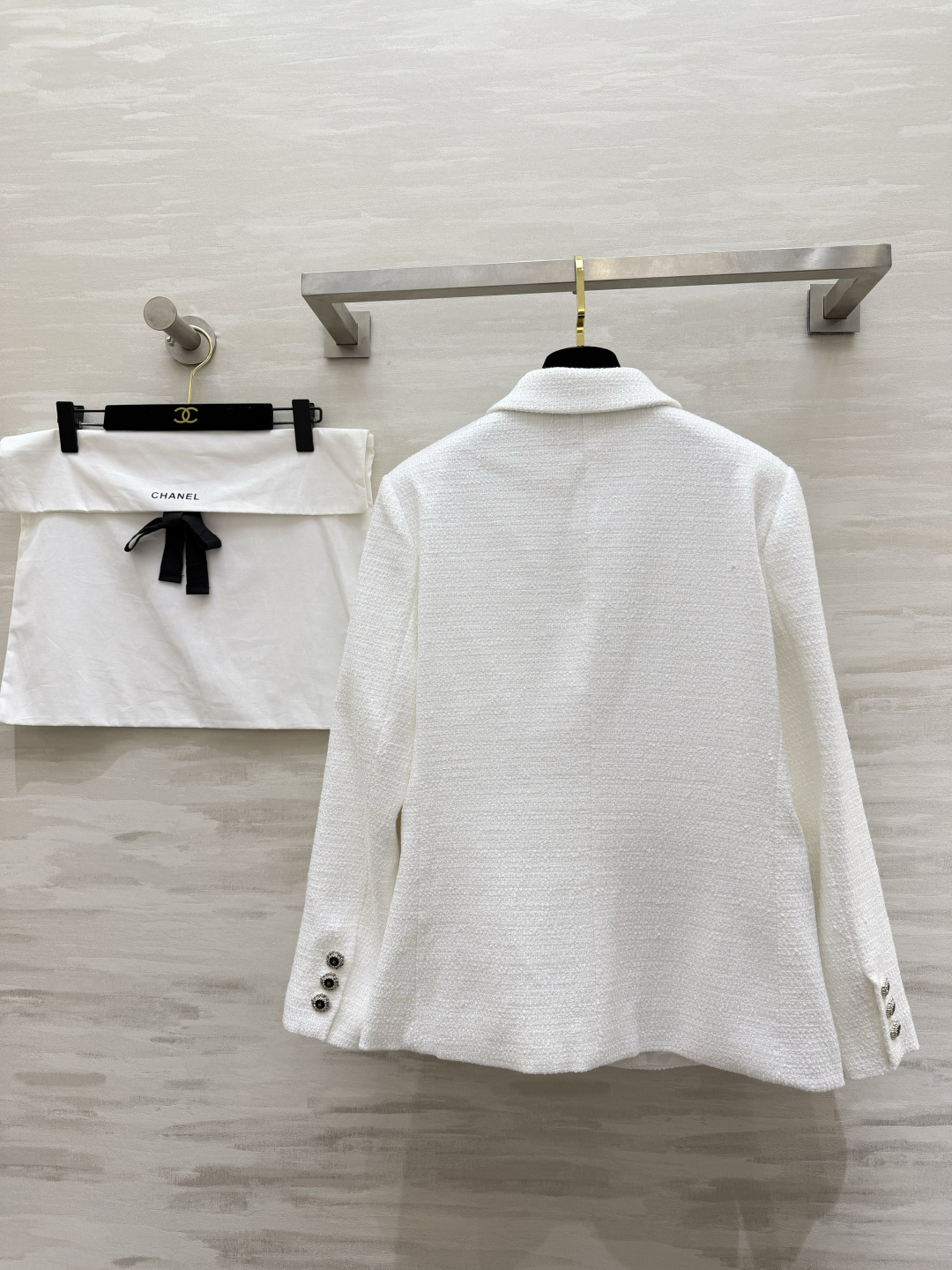 #Chane♡²⁶奶白粗花呢外套 粗花呢肌理自带柔光滤镜 翻领设计 重工钉珠字母口袋 经典又高级 高品质